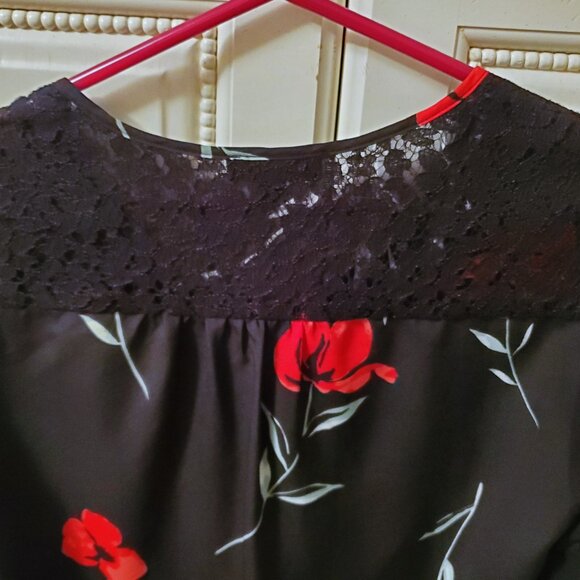 Moody Floral Flowy Lace Detail Black Top by Le Chateau fits like S/M - Picture 4 of 7